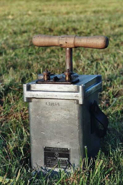 Datei:Generatorzuendmaschine Bruen.jpg