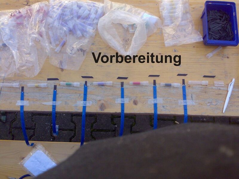 Datei:Bombenkette Vorbereitung.jpg