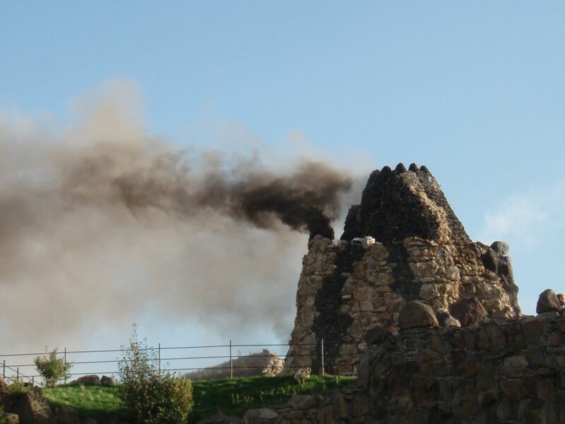 Datei:Vulkan Rauch schwarz.jpg